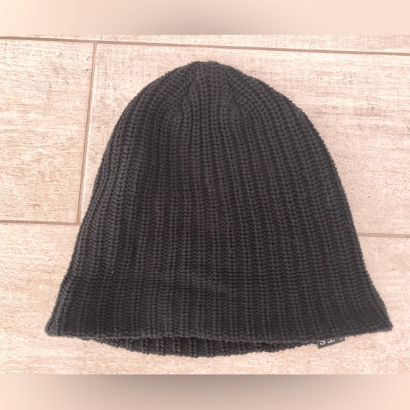 Tofino Black Toque - Picture 2 of 5